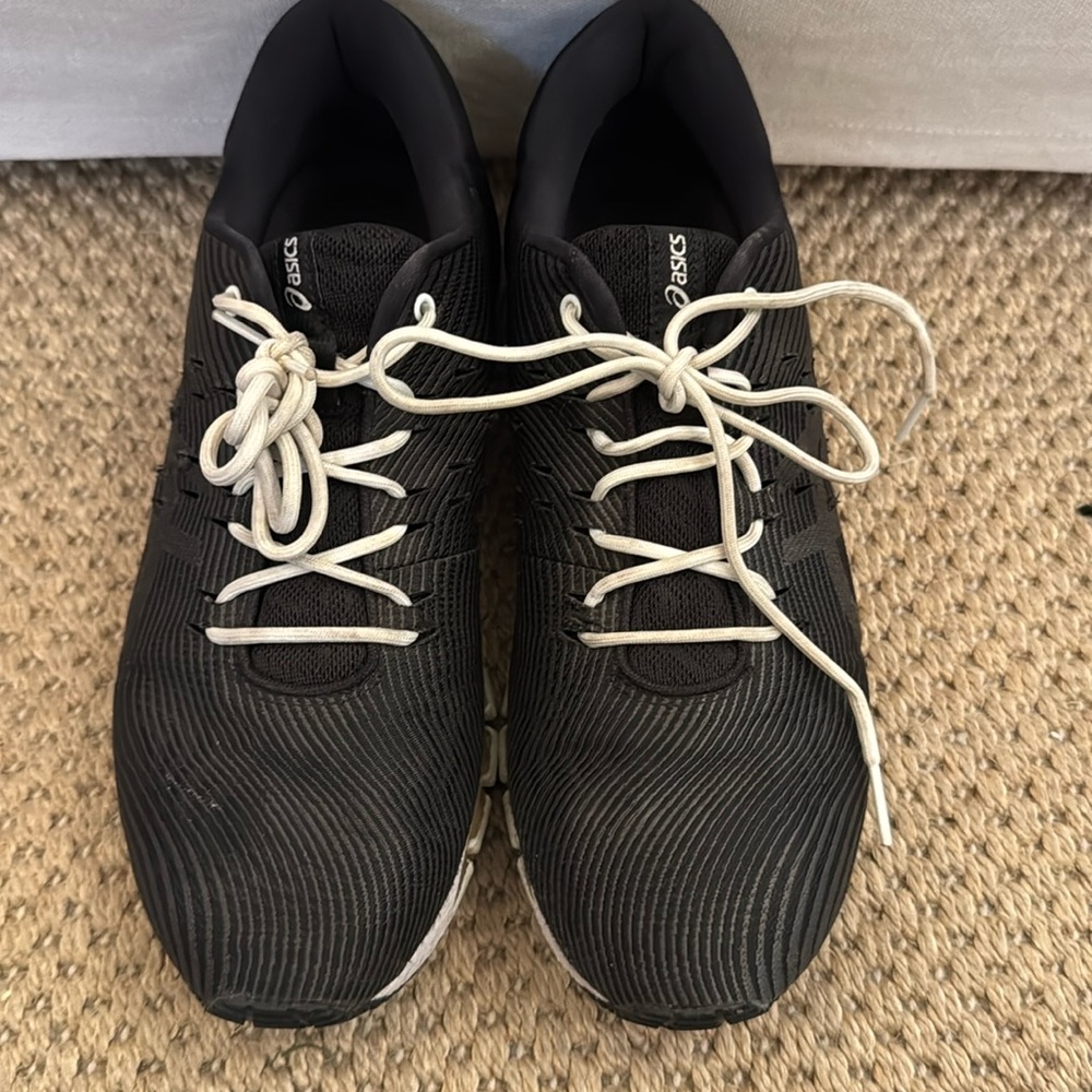 Oasics men’s 10.5 black and white athletic shoes. Worn once. Excellent condition